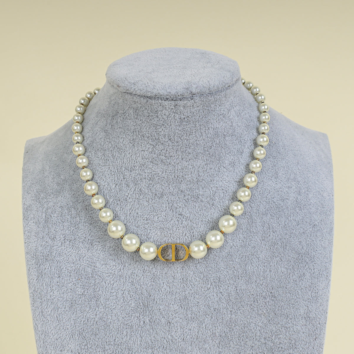 Christian Dior White 30 Montaigne Short Necklace