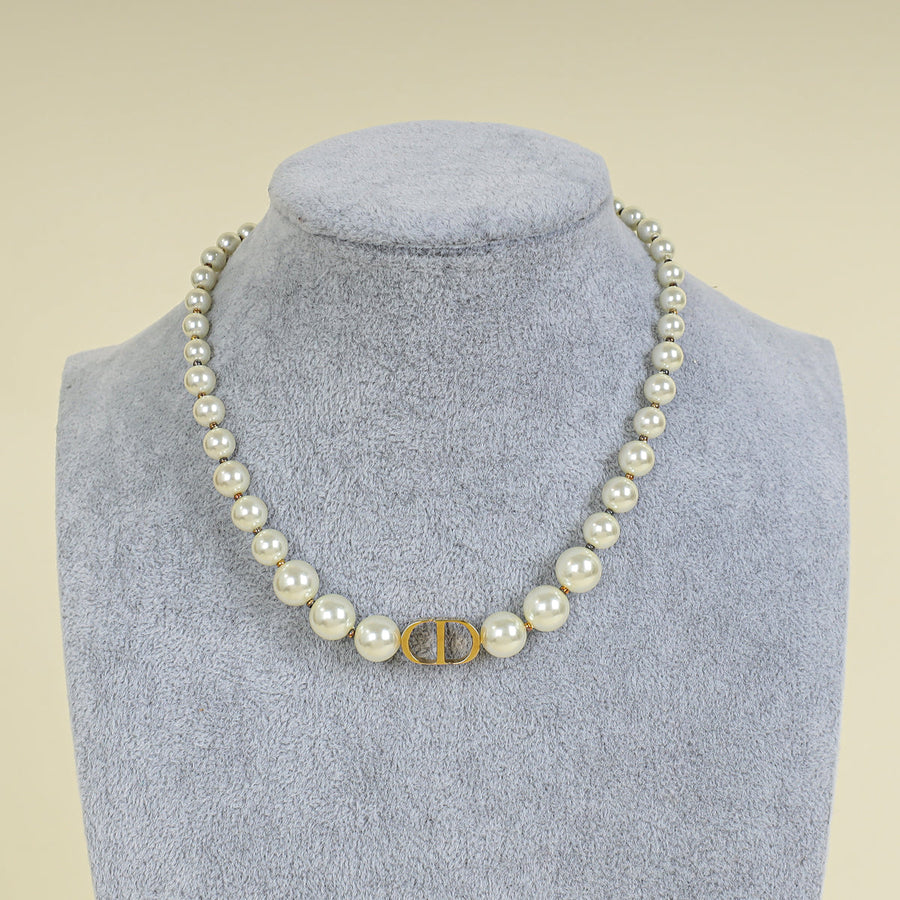 Christian Dior White 30 Montaigne Short Necklace