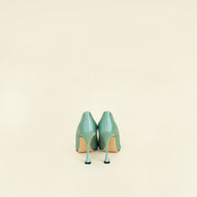 Manolo Blahnik Bicolor Gerontiushi Pump 39